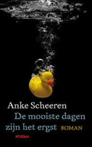 De mooiste dagen zijn het ergst by Anke Scheeren book cover. Image on cover is of a sinking rubber duckie that has bubbles coming out of its body underwater. 